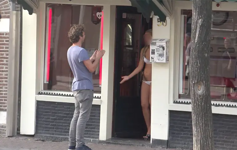 Let op: En daarom is applaudisseren in een vliegtuig heel raar!