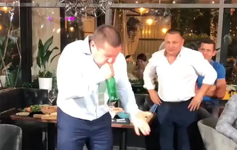 Leuke uitdaging voor op feestjes en partijen: Flesje kapot blazen