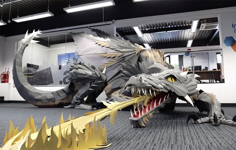 Levensgrote Game of Thrones draak op kantoor