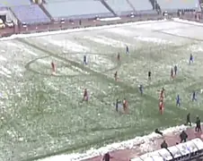 Levski-fan gooit CSKA-trainer knock-out... Met een sneeuwbal