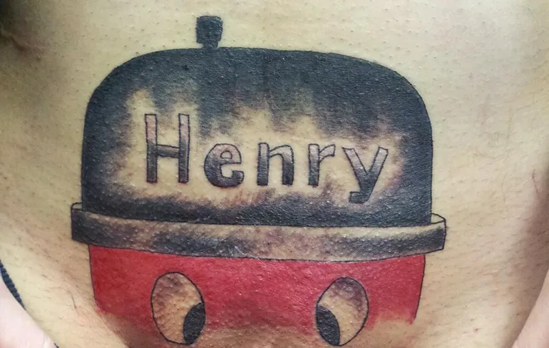 Lewis heeft spijt van tattoo Henry Stofzuiger boven edel deel!