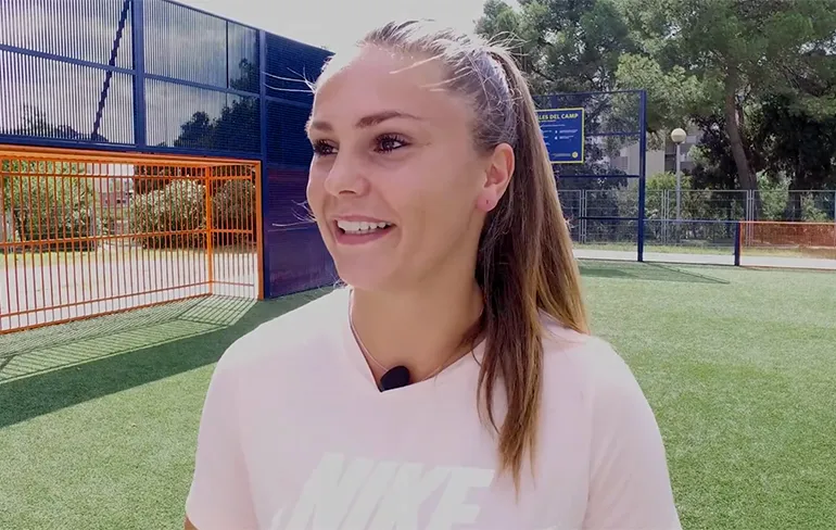 Lieke Martens laat balgoochelaar Touzani verbazen met aardige skills