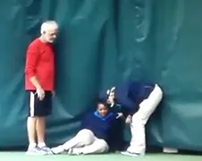 Lijnrechtster bij tenniswedstrijd maakt schwalbe