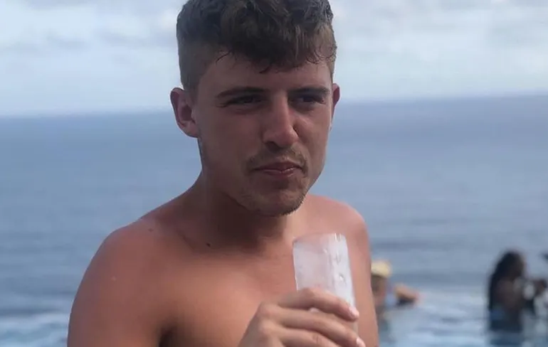 Lil Kleine geniet van zijn vrijheid op het strand van Ibiza