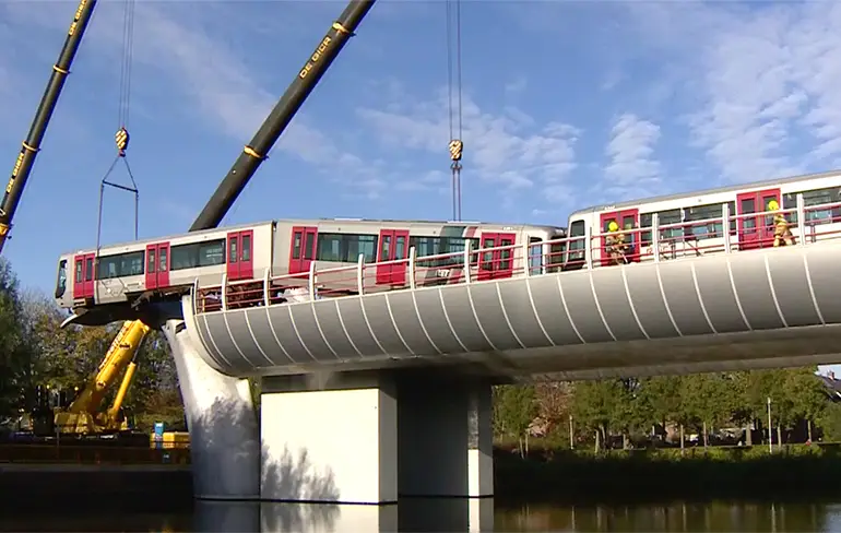 Livestream van berging ontspoorde metro in Spijkenisse