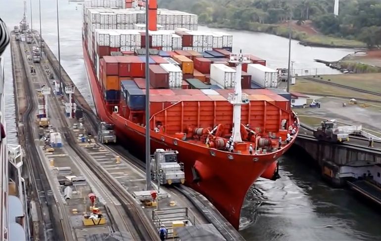 Locomotief wint het niet van schip bij doorgang Panamakanaal