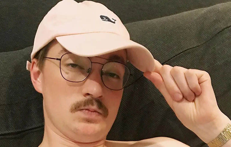 LOL! Bram Krikke moet tattoo zetten van pornomapje