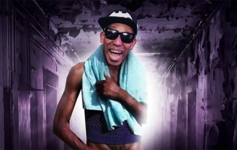 LOL! Darkraver als kolossale Keniaan is de meest hilarische flyer van 2019!