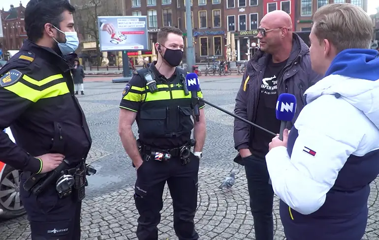 LOL! Dennis Soze krijgt nieuwe bekeuring tijdens interview over bekeuringen