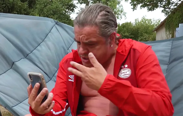 LOL: Ferry Bouma neemt video op voor PSV, Frank Lammers nieuw nummer nodig