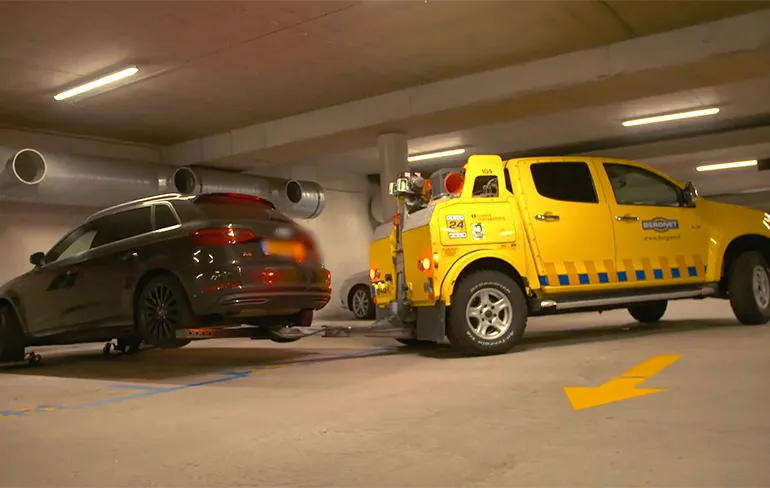 LOL! Gierige gasten doen weer Robin Hood en stelen geld terug van louche Denzel