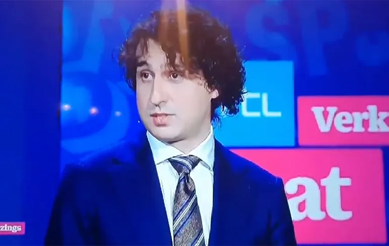 LOL! Jesse Klaver denkt nog steeds dat Ronald Koeman bondscoach is