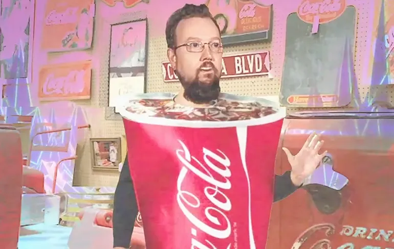 LOL! Mark die alles spaart van Coca Cola heeft eigen 80's versie