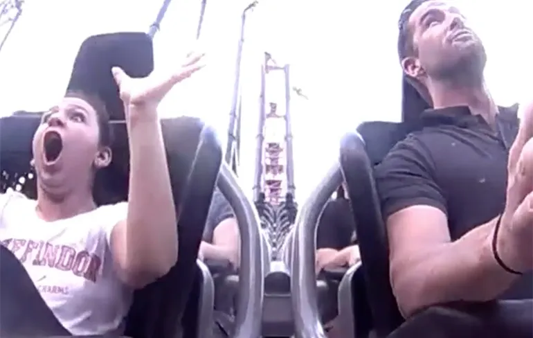 LOL! Meisje kopt vogel tijdens ritje in achtbaan in Australië