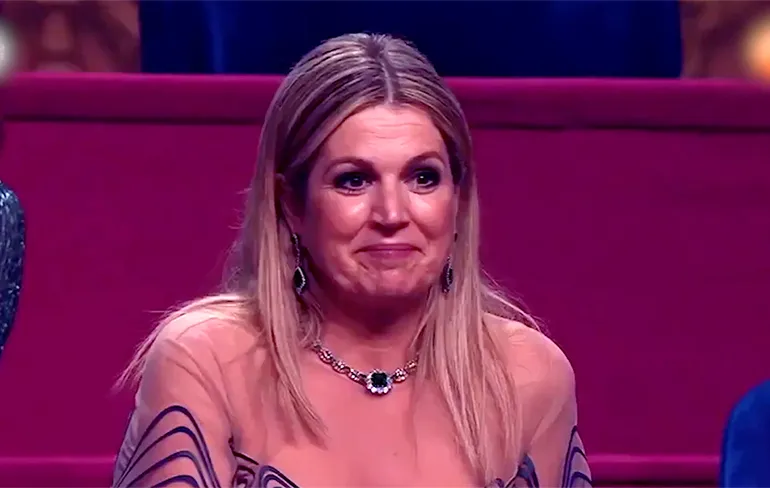 LOL! Tino Martin zingt vals voor Maxima!
