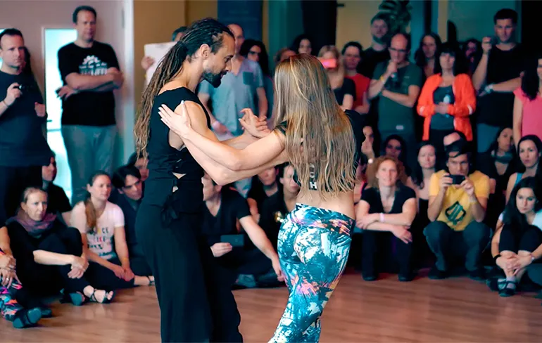 LOL! Twittergesprek tussen Belgische viroloog Marc van Ranst en Willem Engel op 2000 reclameborden