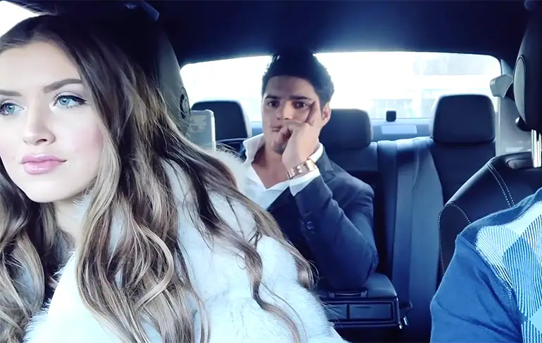 LOL! Vriendje wordt te grazen genomen door vriendin in Temptation Taxi