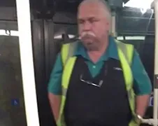 Londense buschauffeur zeikt in eigen bus