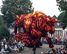 Losgeslagen stier gemaakt van Dahlia's tijdens Bloemencorso Lichtenvoorde