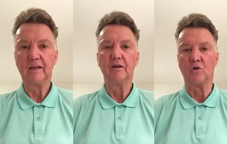 Louis van Gaal heeft een groen polo shirt aangetrokken