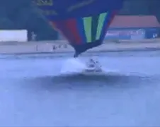 Luchtballon crasht in water in Almere