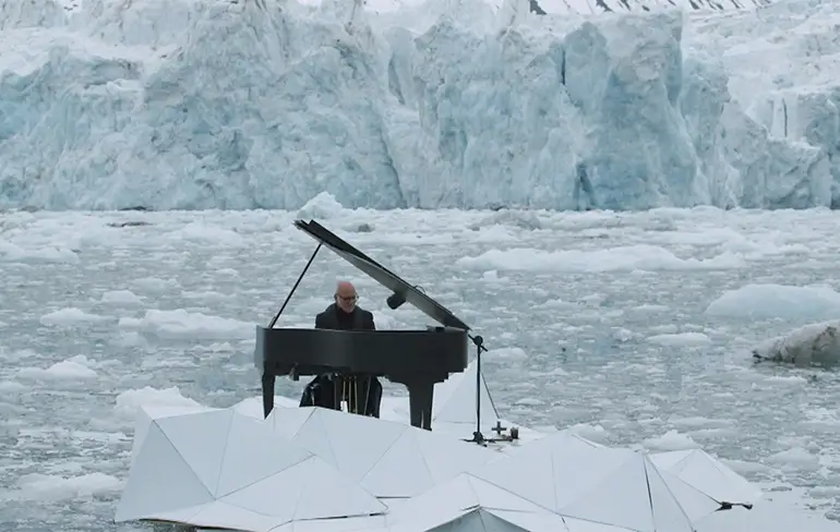 Ludovico Einaudi pingelt op piano terwijl ijs afbreekt