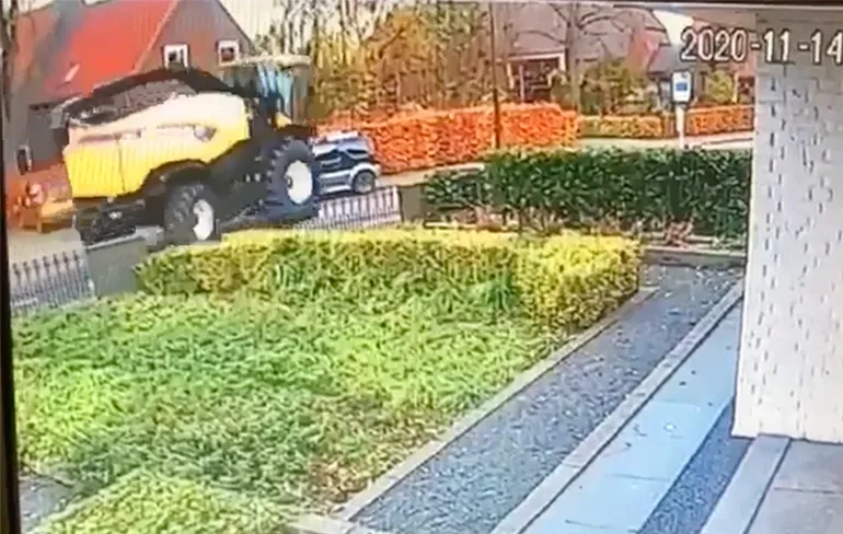 Veldhakselaar ramt geparkeerde auto in Sprang-Capelle