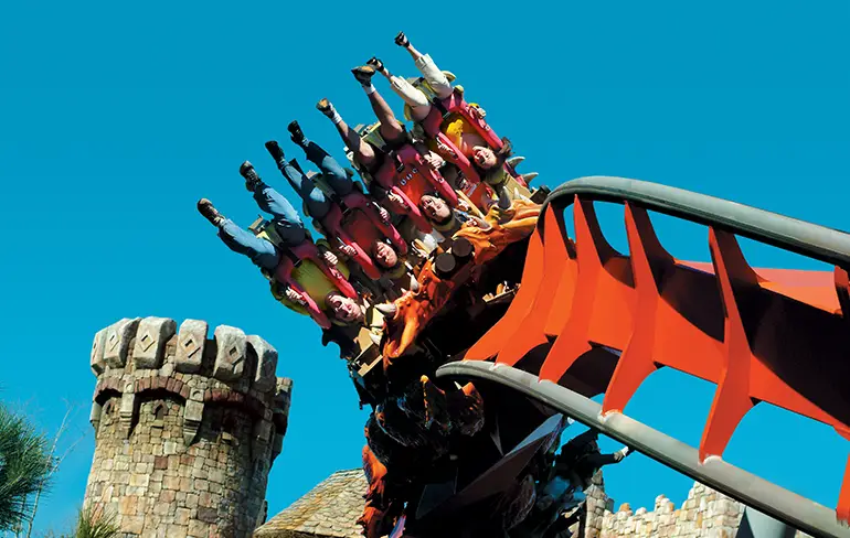 Maak een 360 graden ritje in de Dragon Challenge achtbaan!