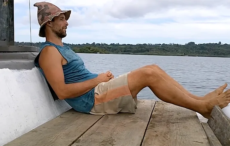 MacGuyver in Panama maakt een boot op zonne-energie