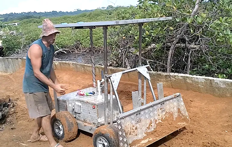 MacGuyver van Panama heeft zijn eigen mini-bulldozer gebouwd