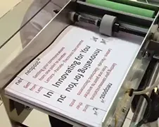 Machine vouwt papieren vliegtuigje in 2 seconden