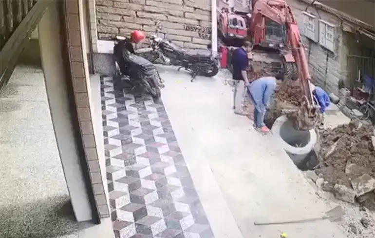Machinist graafmachine trekt twee keer aan verkeerde hendeltje...