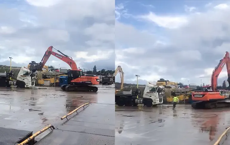 Machinist van graafmachine draait door en sloopt vrachtwagen