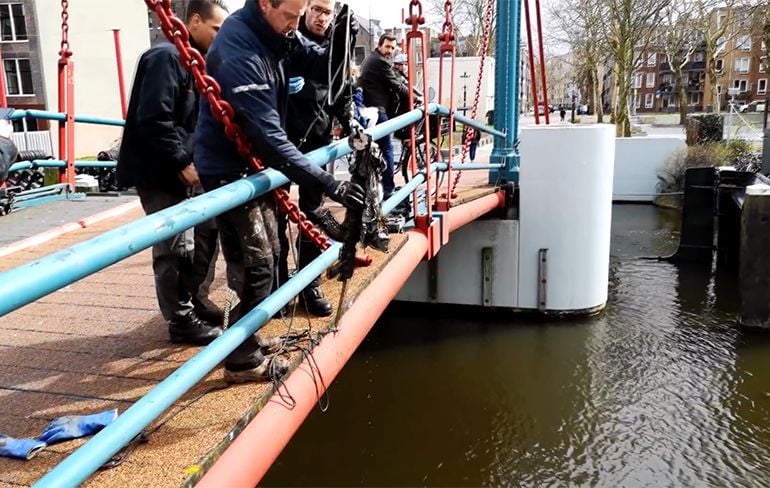 Magneetvissers halen AK-47 uit het water in Amsterdam