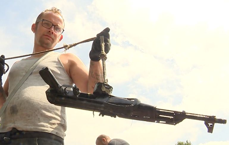 Magneetvissers halen weer een Kalashnikov uit het water in Amsterdam