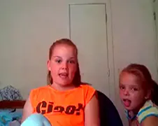Mama stoort webcam opname met belangrijke vraag...