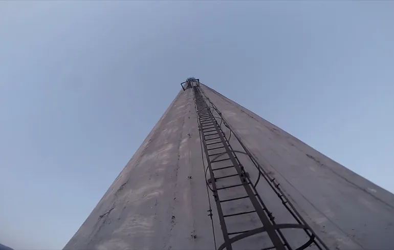 Man beklimt de hoogste schoorsteen van Europa, de Trbovljeschoorsteen