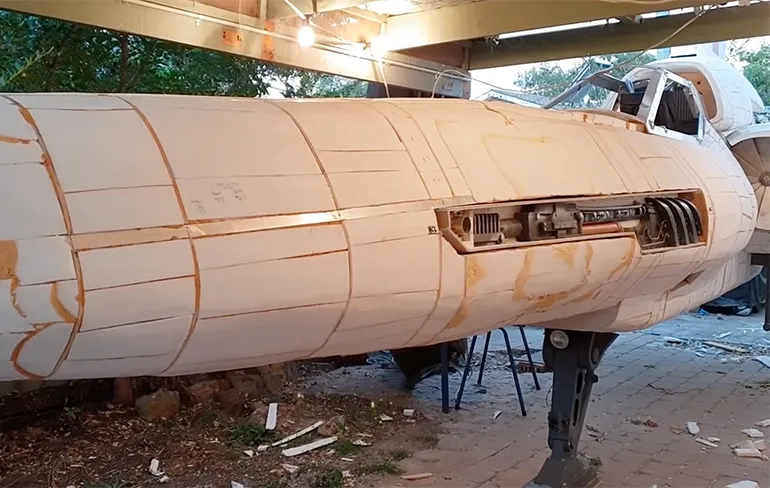Man bouwt MKII Colonial Viper uit Battlestar Galactica in zijn tuin