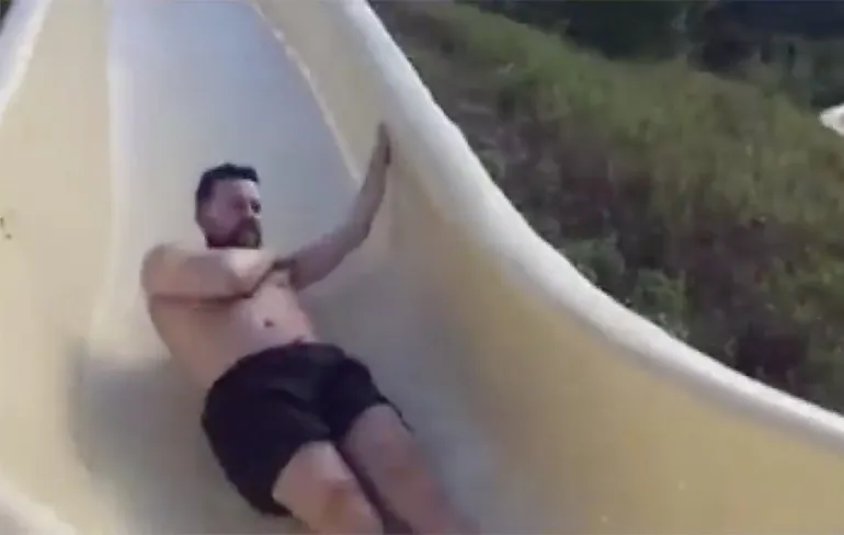 Man breekt arm en ribben na vliegles uit waterglijbaan!