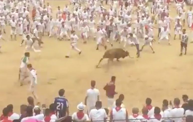Man doet front flip over aanvallende stier in Pamplona