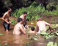 Man en kind worden in riolering getrokken