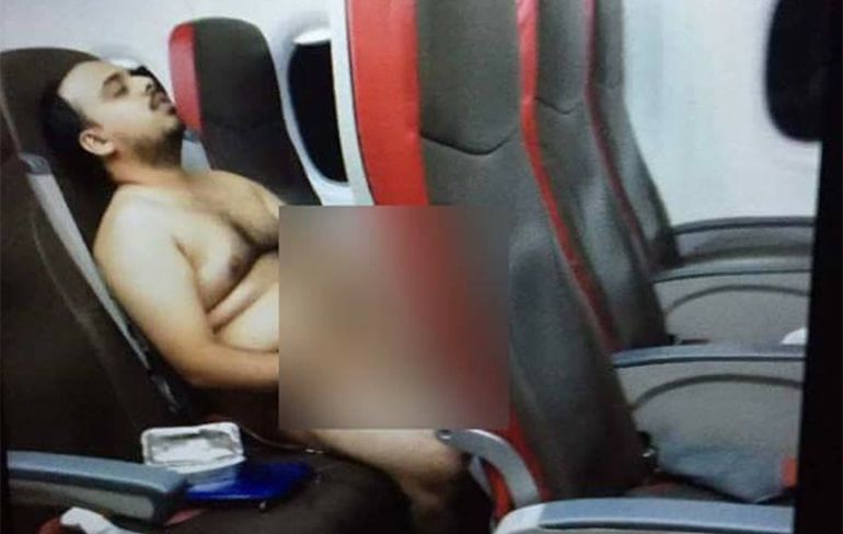 Man gaat op zijn gemak in geboortekostuum masturberen tijdens vlucht