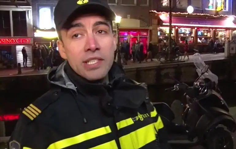 Man gaat over zijn gier tijdens televisie-interview met politie