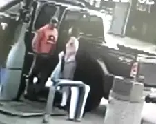 Man gebruikt aansteker bij benzinepomp, vrouw vat vlam