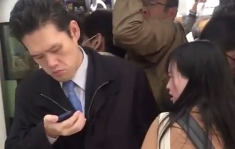 Man geeft geen krimp als hij metro Tokio wordt ingeduwd...