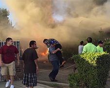 Man gered door held uit brandend huis in Fresno
