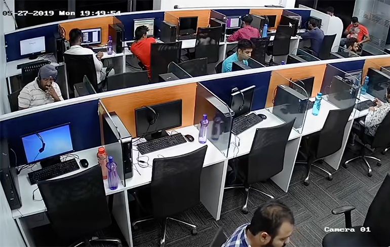 Man hackt computers en bewakingscamera van scammers in India