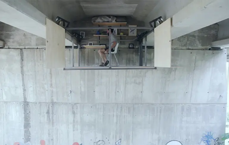 Man heeft geheime studio hangend onder een brug gemaakt