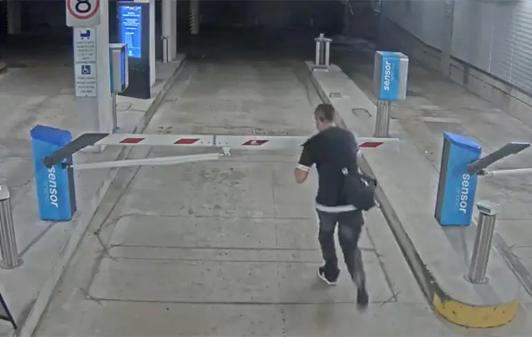 Man in Australische Darwin heeft ruzie met een slagboom
