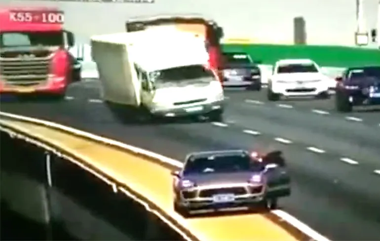 Man in China gebruikt krik als gevarendriehoek, gaat verschrikkelijk mis